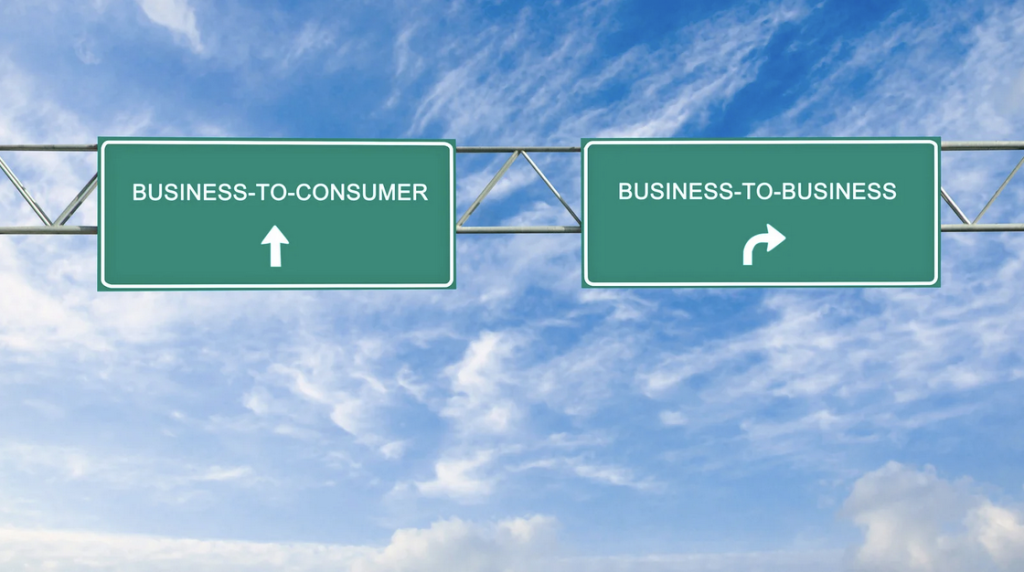 Zwei grüne Straßenschilder, eines zeigt 'Business-to-Consumer' und das andere 'Business-to-Business'.